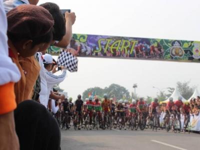 Star pertama Tour De Siak Dilepas Wakapolda Riau						
