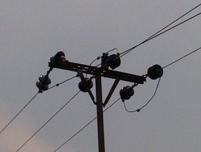 Kabel Listrik Tegangan Tinggi Di Rupat Terjuntai Terbiar Membahayakan Warga