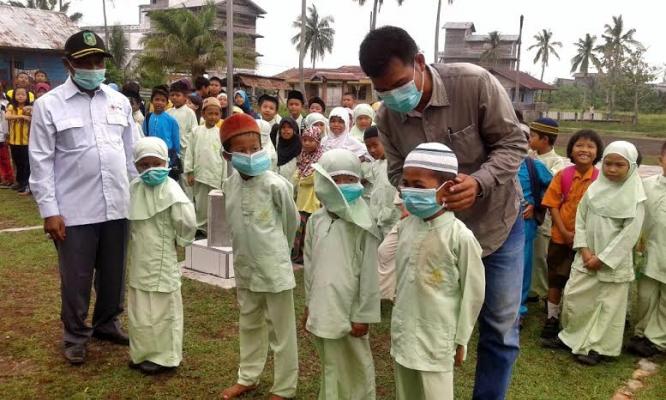 Antisipasi Kabut Asap, RAPP Bagikan 2000 Masker di Pulau Padang
