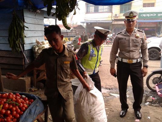 Demi Kelancaran Lalulintas, Satlantas Polres Rohil Bantu Satpol PP Tertibkan Pedagang.
