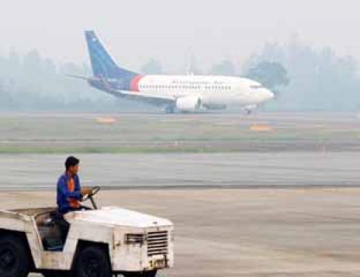 Jarak Pandang di Dumai Hanya 100 Meter Lumpuhkan Penerbangan