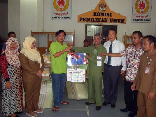 KPU Kota Dumai Serahkan Bahan Kampanye Pilkada 2015