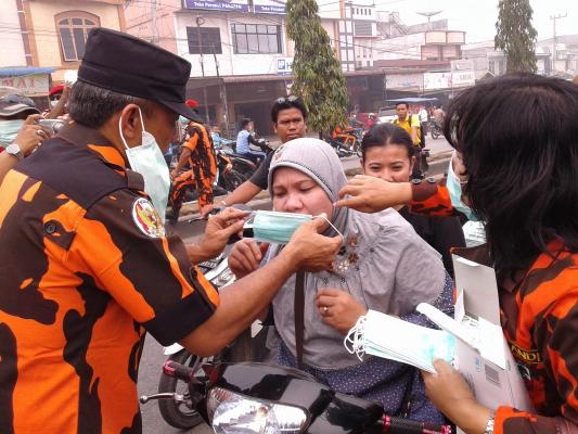 Kabut Asap Masih Pekat,Pemuda Pancasila Bagikan Masker Gratis 10 Ribu Ke Masyarakat Rohil