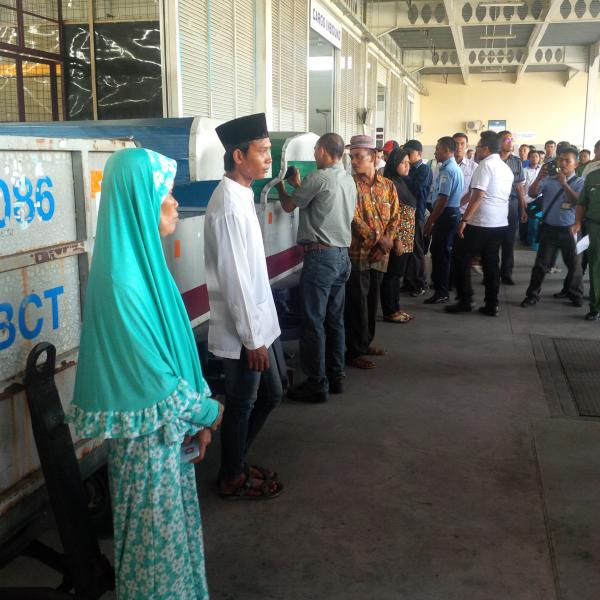 Keluarga Sambut Kedatangan Jenazah Korban Kapal Tenggelam