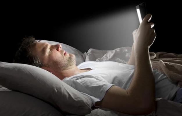 Memainkan Gadget Sebelum Tidur Akibatkan Rabun Jauh
