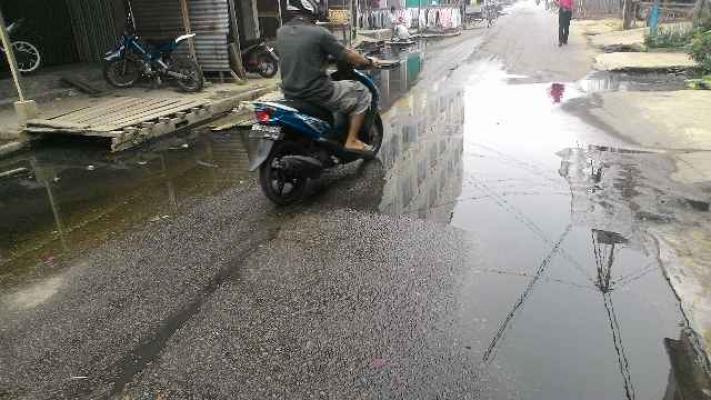 Memprihatinkan, Warga Secara Swadaya Benahi Drainase Kota Tembilahan