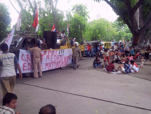 Petani Indonesia Pengungsi Aceh Demo PN Medan