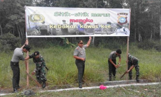 Polsek Tebingtinggi Bersama Koramil Pasang Spanduk Himbauan Karhutla