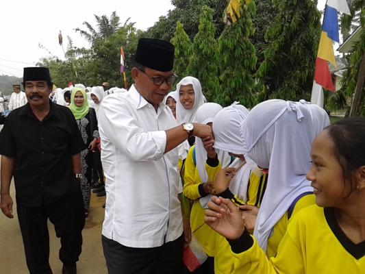 Ratusan Pelajar Sambut Bupati Rohil