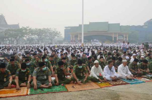 Ribuan Umat Muslimin Di kota Tembilahan Menggelar Shalat Istisqa