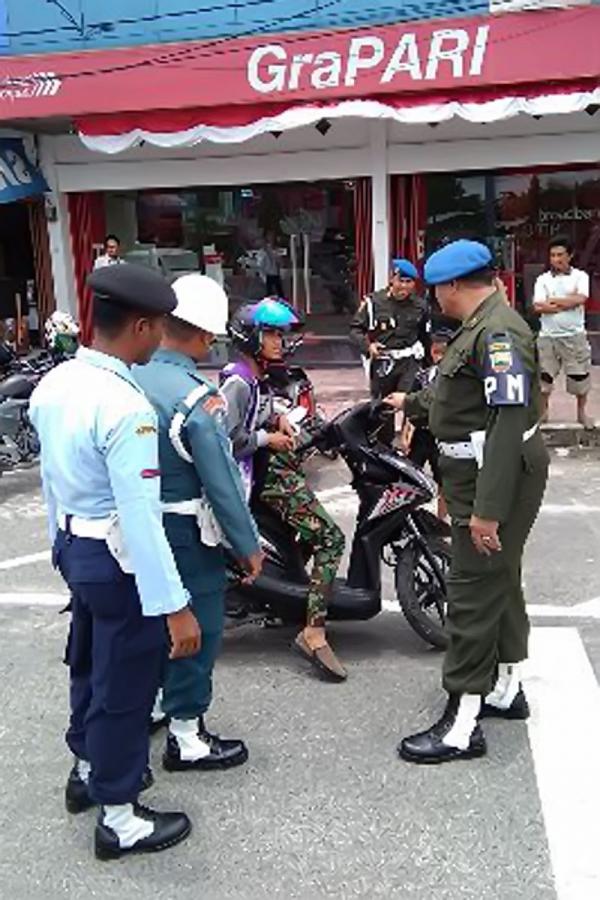 Satu Celana Loreng dan Puluhan Stiker TNI Ditertibkan Sub Denpom Dumai