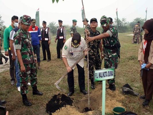 Sempena HUT TNI, Kodim 0320 Dumai Tanam 1.400 Pohon