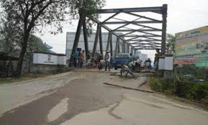 Warga Parit 10 Tembilahan Hulu Perbaiki Jalan dan Oprit Jembatan Secara Swadaya