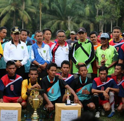 Bupati Inhil Bagikan Hadiah Lomba Peringatan HUT RI Ke-71