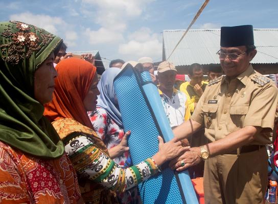 Bupati Inhil Beri Bantuan Keluarga Korban Kebakaran