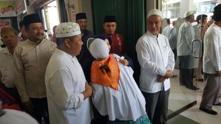 Isak Tangis Warnai Penyambutan Jamaah Haji Asal Meranti di Asrama Haji Kota Batam