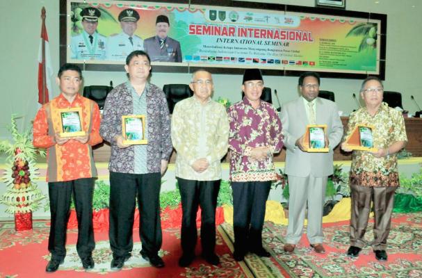 Festival Kelapa Internasional 2017, Bupati Inhil Bersama Gubri Saksikan Gelar Seni Melayu Serumpun