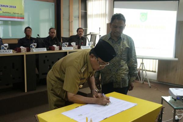Bupati Inhil Bersama Panwaslu Inhil Tandatangani NPHD
