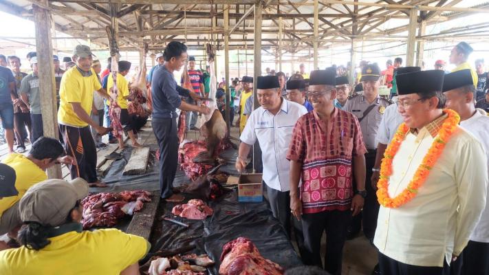 Bupati Inhil Ke Desa Teluk Kiambang, Saksikan Penyembelihan Hewan Qurban