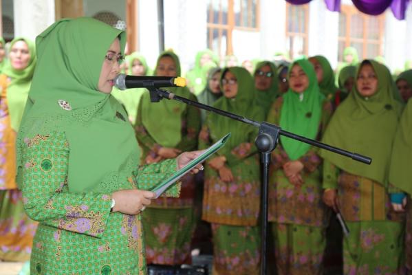 Diiringi Shalawat Badar, Zulaikhah Wardan Lantik Ketua Serta Pengurus PAC Dan PR Muslimat NU Keritang