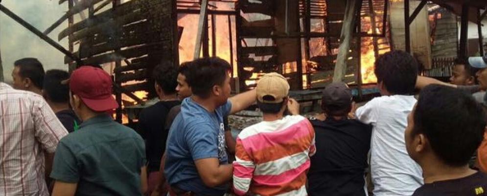 Dua Unit Rumah Dinas Guru SDN 06 Tagaraja Ludes Terbakar 