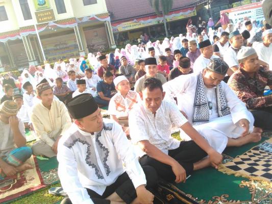 Keluarga Besar Polres Kampar Serta Jamaah Masjid Al-Ikhlas Gelar Shalat Idul Adha di Halaman Mapolres