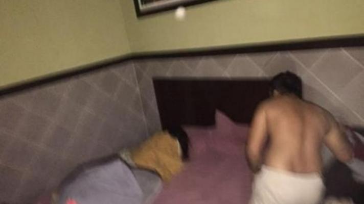 Ku Buka Kamar Hotel, Ternyata Istriku Sedang Asik Bermesraan Dengan Pria Lain 