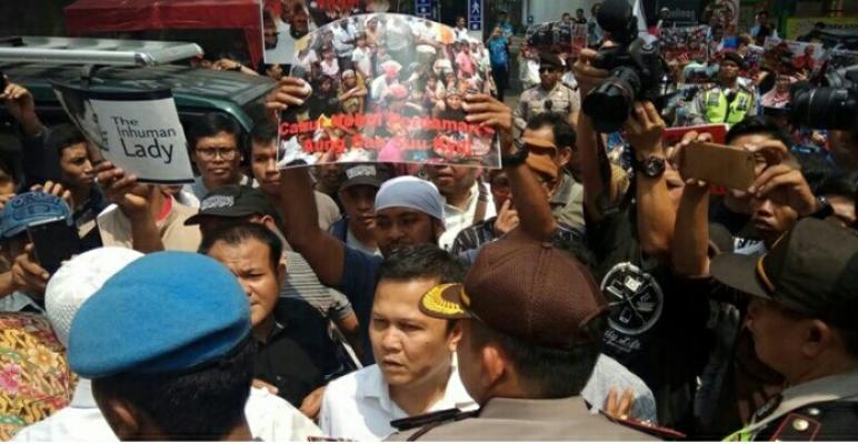 Massa Bakar Foto Aung San Suu Kyi, Minta Nobel Perdamaian Dicabut
