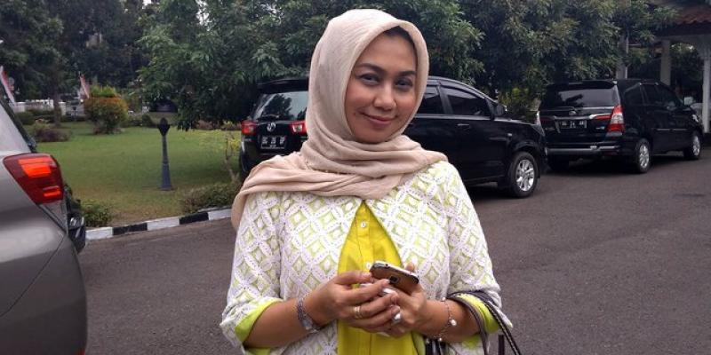 Pilih Menjadi Pengusaha Pempek, Yenni Wanita Cantik Ini Tinggalkan Jabatannya Yang Wahhhh