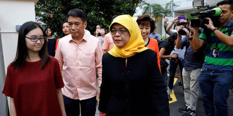 Presiden Singapura Halimah Yacob Dulu Jualan Nasi Padang Pakai Gerobak