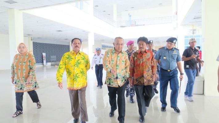 Sekda Jemput Kedatangan Gubri Dan Dirjen Perkebunan Di Bandara Tempuling