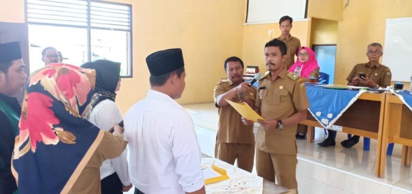  Kades Tanjung Sawit Lantik Kaur Pembangunan dan Kaur Keuangan