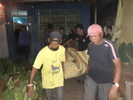 Akibat di tinggal sang istri,seorang laki laki nekat bunuh diri dengan cara gantung diri