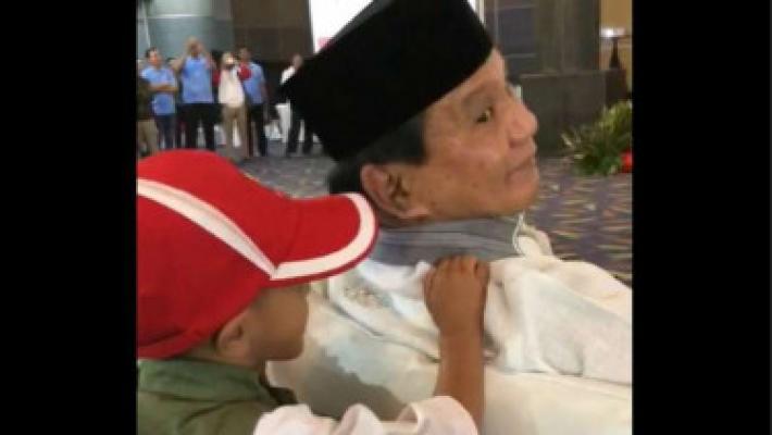 Bocah Bertopi Merah Pijat Pundak Prabowo di Hadapan Petinggi Koalisi