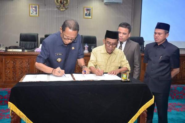 Galery Foto Ketua DPRD dan Bupati Kampar Tandatangani KUA-PPAS APBDP 2018
