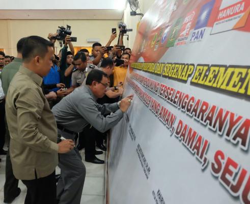 Deklarasi Damai  Pileg dan Pilpres 2019, Bupati HM Wardan Bubuhkan Tandatangan 