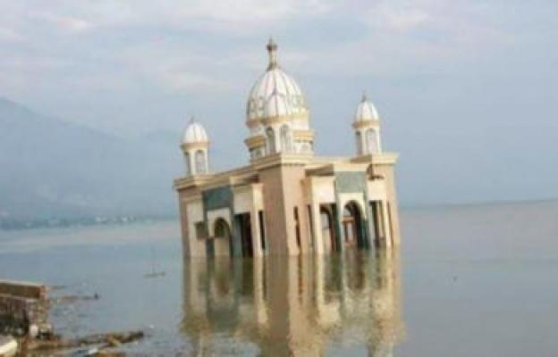 Gempa dan Tsunami di Palu, Masjid Ini Berdiri Utuh di Laut, Lihat Fotonya