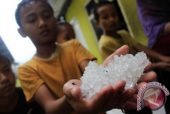 Hujan es Kotawaringin Timur BMKG jelaskan ini penyebabnya.