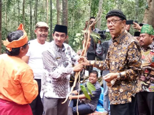 Kades Petapahan serahkan Dokumen usulan hutan adat kepada Bupati Kampar