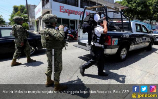 Mencekam, Marinir Lucuti Senjata Ratusan Polisi