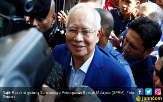 Najib Serang Mahathir Pakai Pajak Bakpao