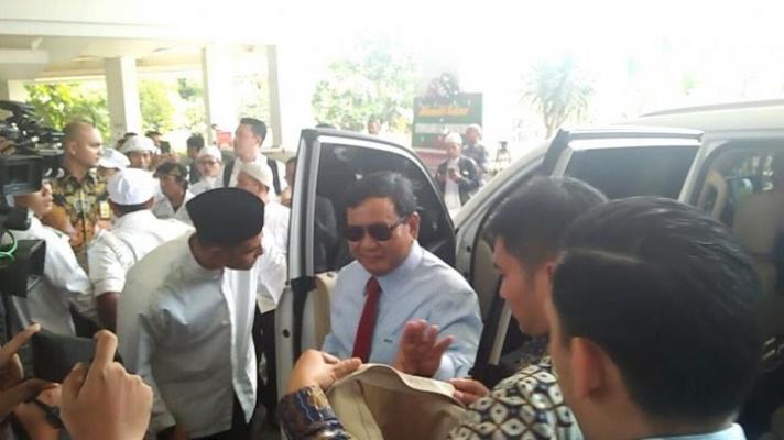 Pakai Dasi dan Berkaca Mata Hitam, Prabowo Hadiri Ijtima Ulama II