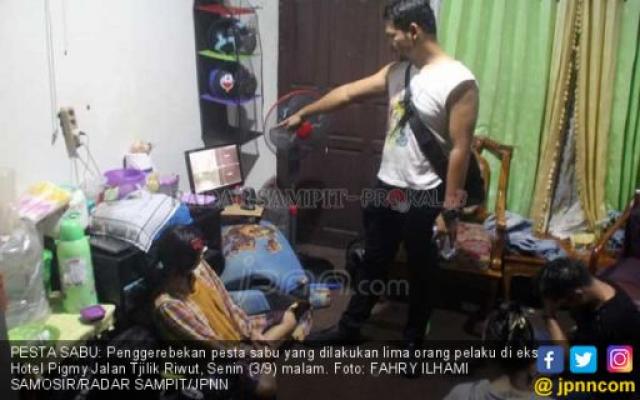 Parah! 3 Pria dan 2 Wanita Pesta Terlarang di Kamar