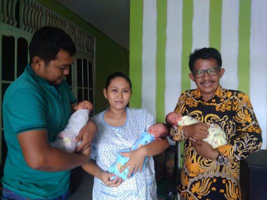 Pasangan suami istri andriyansah dan yeni  melahir bayi kembar tiga