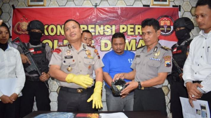 Polisi Gadungan Setubuhi Siswi SMA di Depan Pacarnya, Begini Kronologinya