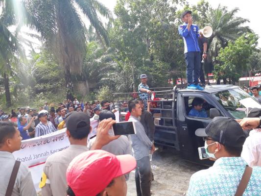 Puluhan Mahasiswa Simpang Kanan Orasi di Depan Kantor Camat Simpang Kanan, Minta Camat Diganti