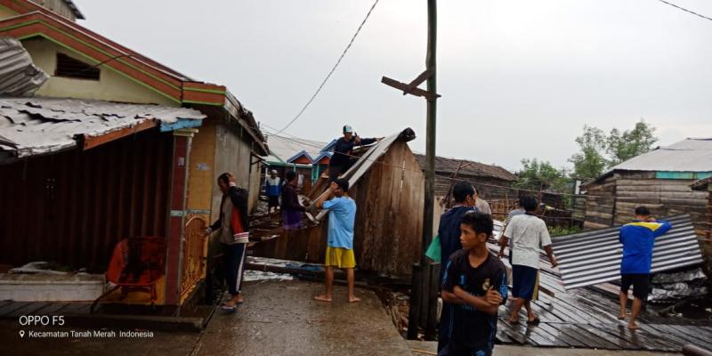 Puluhan Rumah Warga Desa Tanjung Pasir, Pora Poranda Diterjang Angin Puting Beliung 