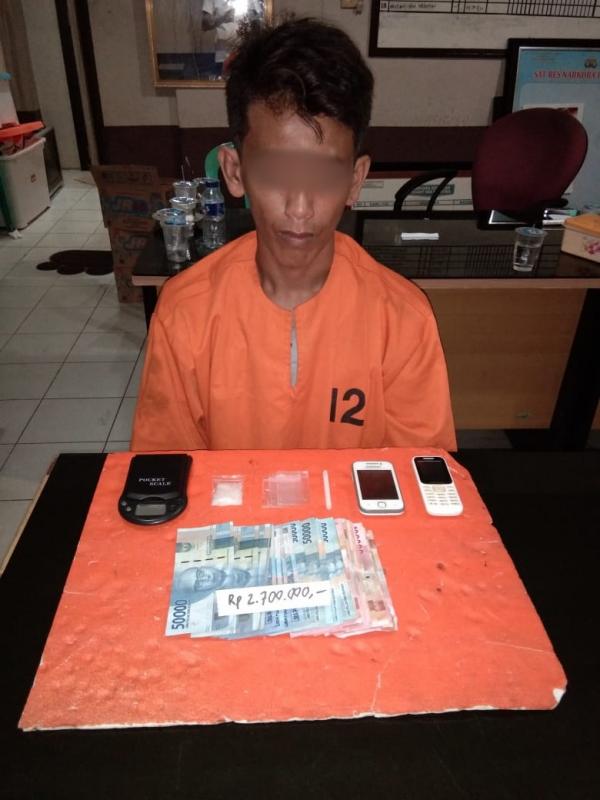 Sat Res Narkoba Polres Inhil mengamankan seorang pria ini penyebab nya.