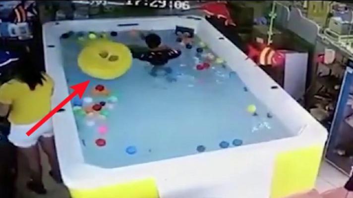 Seorang Ibu Sibuk Bermain Ponsel, Tak Sadar Bayinya Tenggelam