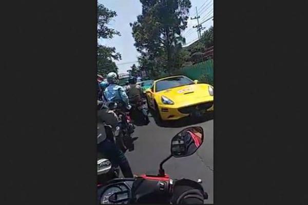 Viral, Konvoi Mobil Sport Bikin Macet hingga Halangi Ambulans